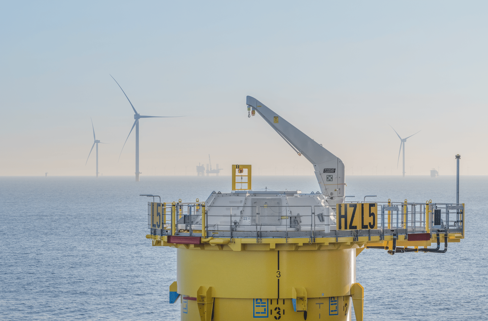 Installasjon av vindturbiner på HKZ-prosjektet på fartøyet Wind Osprey (Cadeler) – tårn, maskinhus og blader installert av Siemens Gamesa.